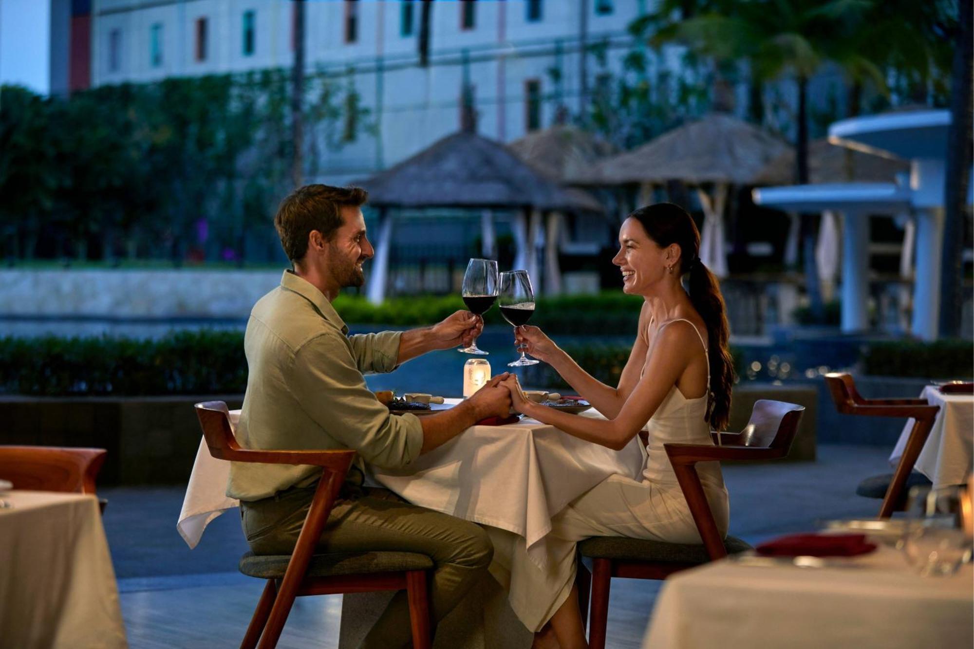 The Stones Hotel - Legian Bali, Autograph Collection Kuta Lombok Zewnętrze zdjęcie A couple dining at a restaurant