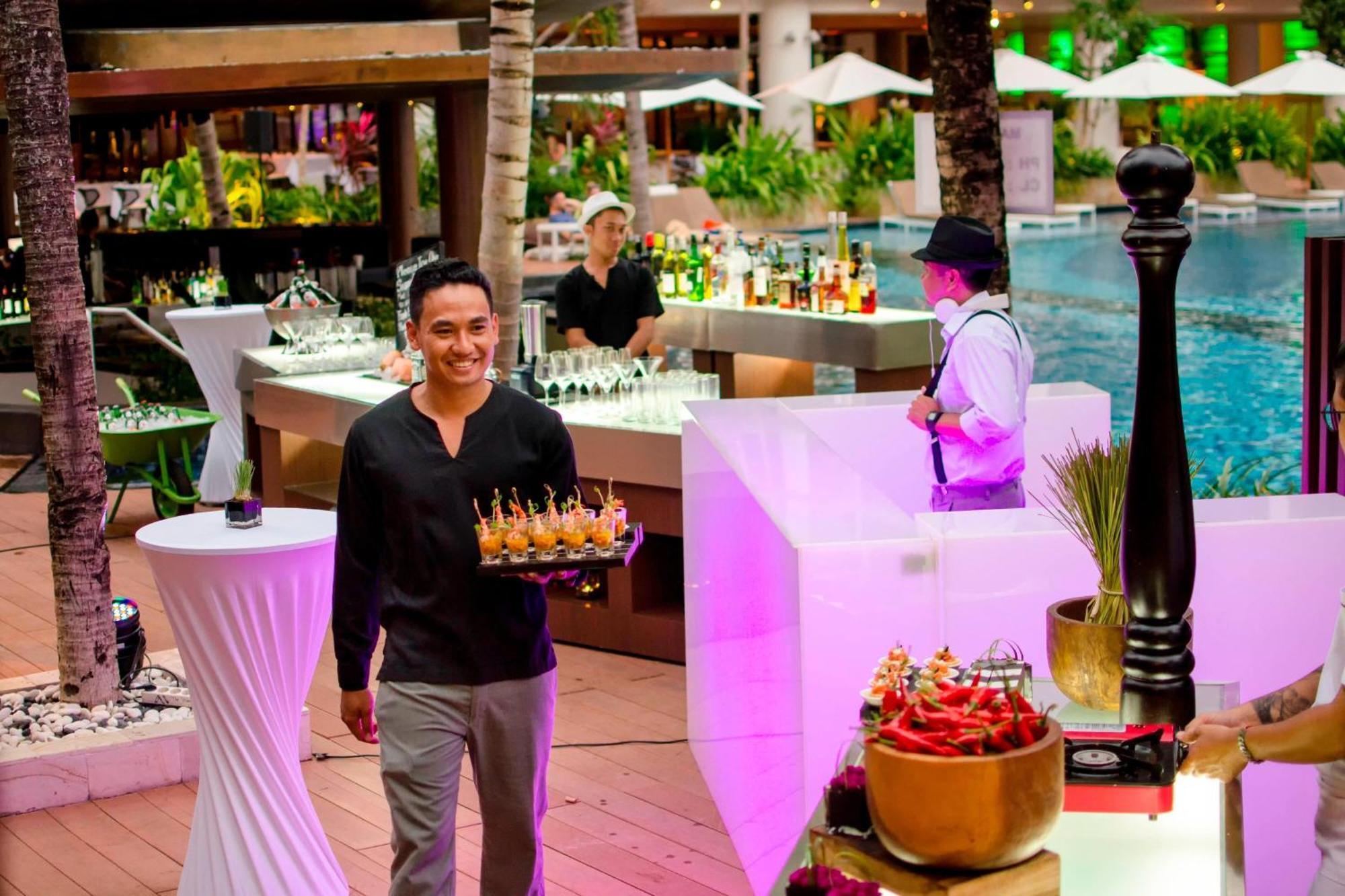 The Stones Hotel - Legian Bali, Autograph Collection Kuta Lombok Zewnętrze zdjęcie A butler at work